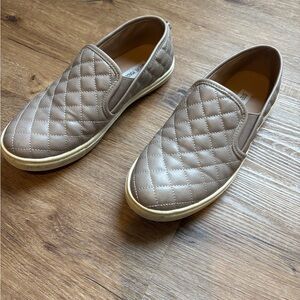 Steve Madden ECENTRCQ Quilted Tan Slip-On Loafers